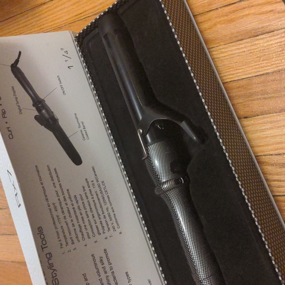 1 1/4 curling iron - Picture 3 of 3